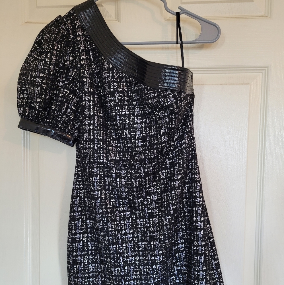 Hello Miss one-sleeve dress with faux leather detail